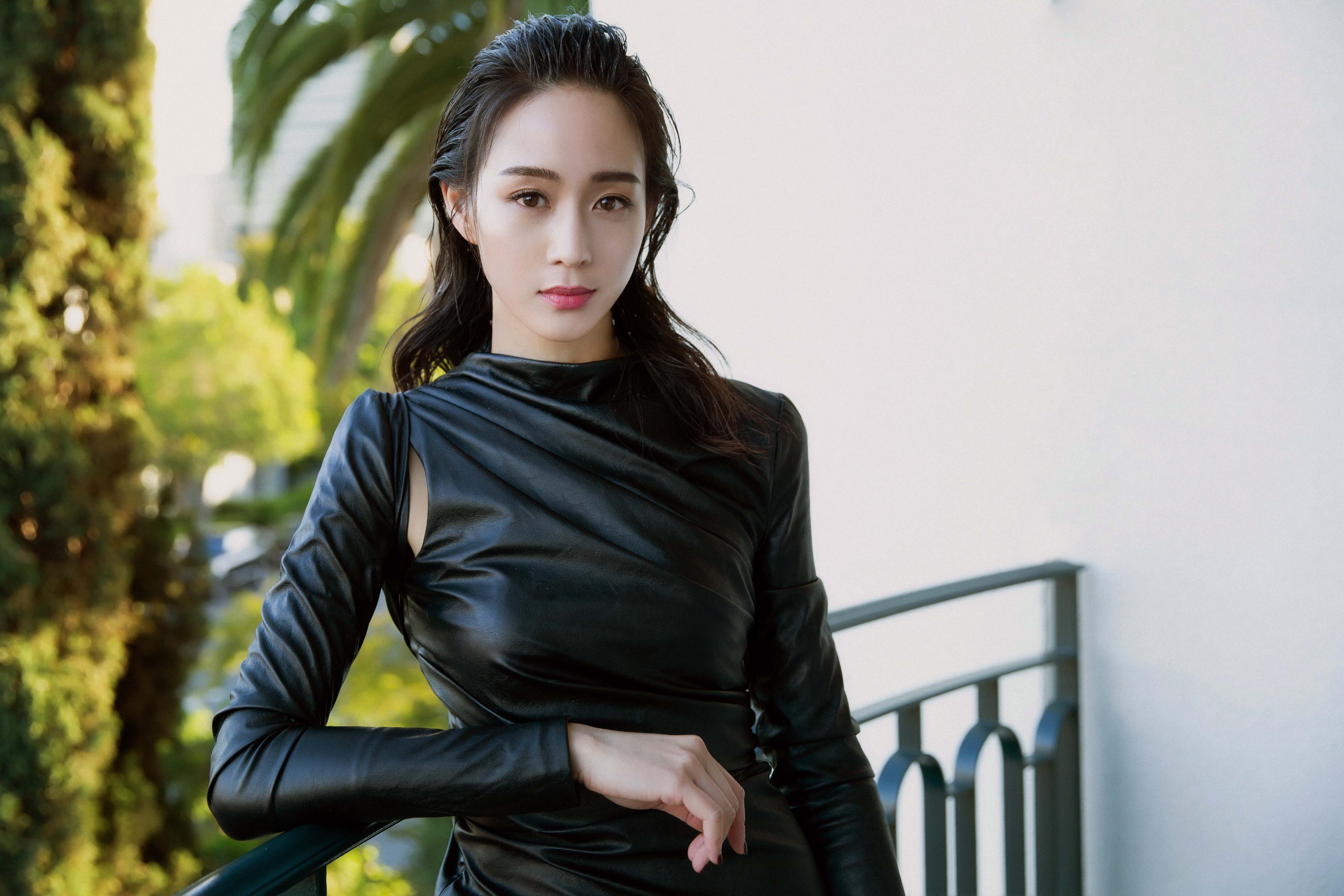 张钧甯玩时髦, 黑色皮裙勾勒玲珑身姿, 这美感佩服