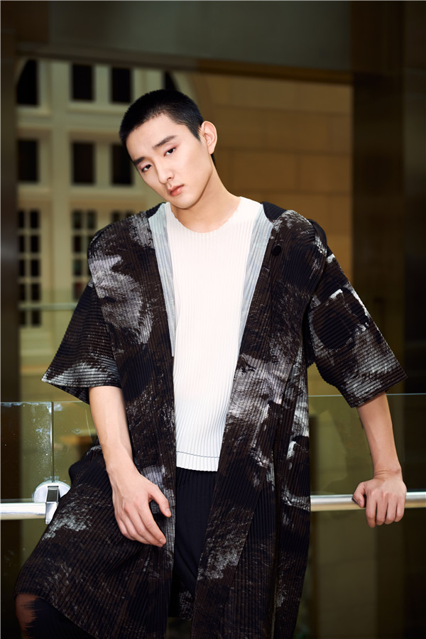 于小彤助阵reem acra礼服秀 现场大长腿抢镜