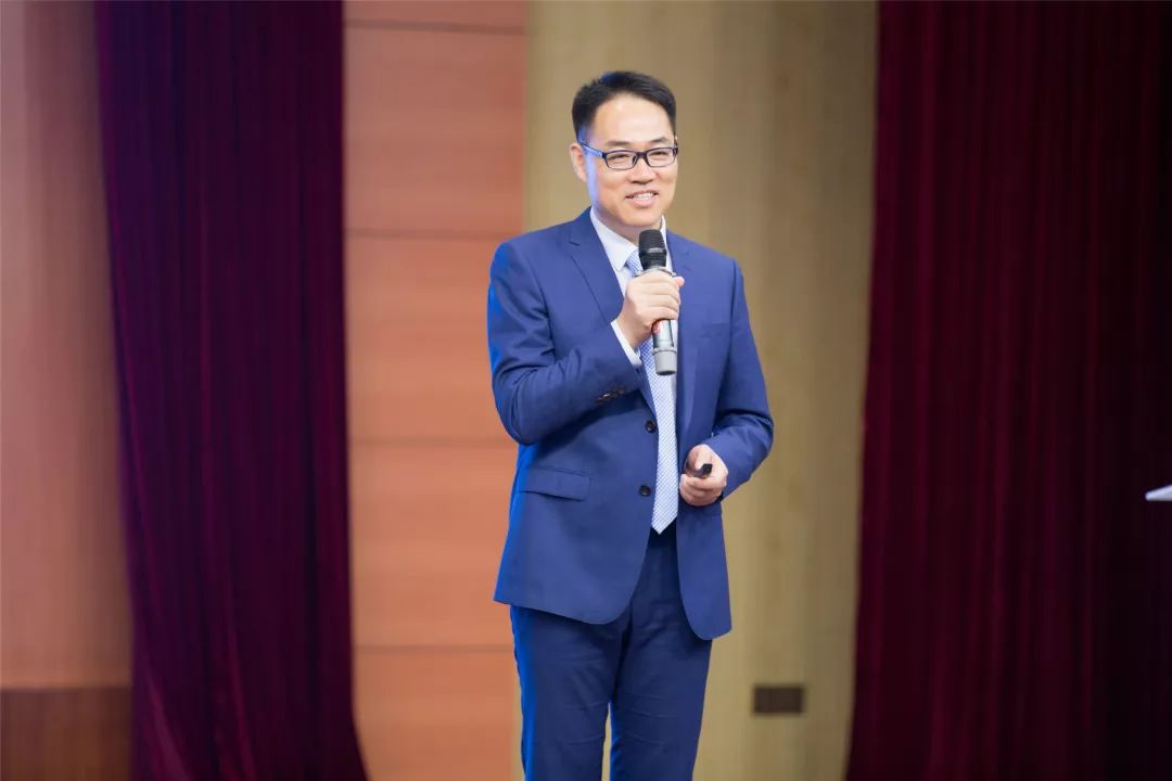 讲上两三个小时,但他还是把麦克风传给了他的好搭档——陈铁成校长