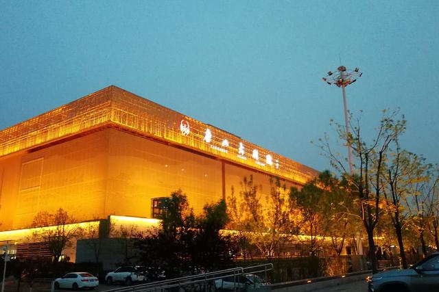 唐山专场是在唐山大剧院,场地新建的,非常宽敞,舞台和座位也比较新