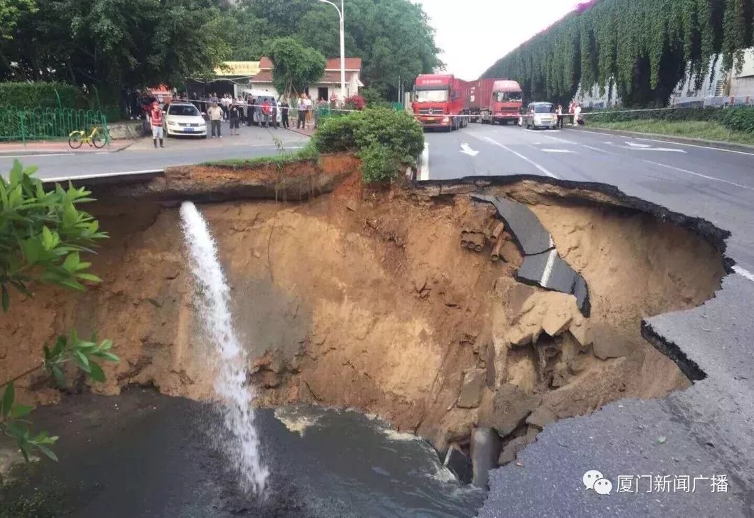 突发兴湖路发生路面塌陷目前道路已封闭请注意绕行