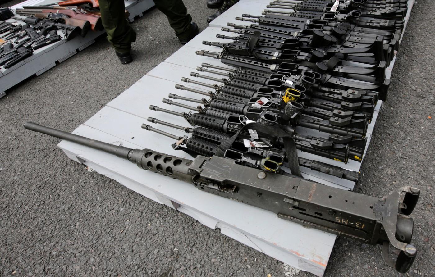 武器装备,如上图,墨西哥军警从毒贩手里收缴的最普通的武器就是ak-47