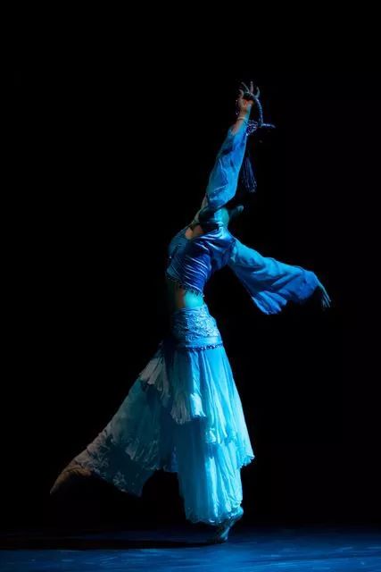 舞姿曼妙,衣诀翩翩,好一位提篮采桑少女_罗敷行