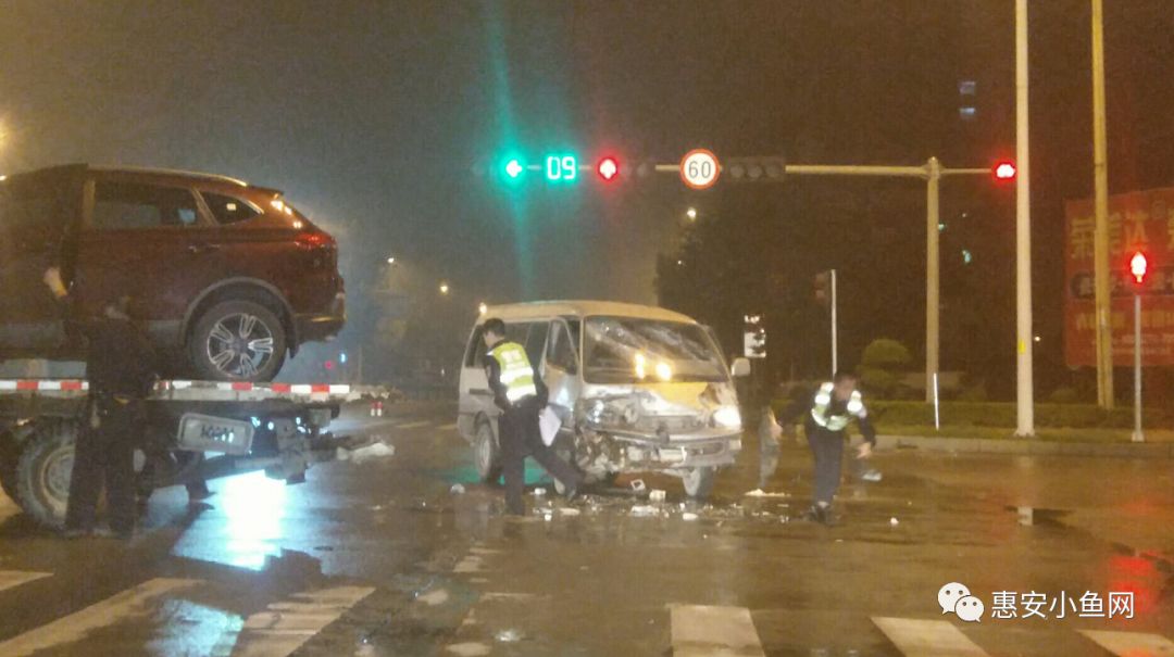 惠安:凌晨宏毅百匯附近路口發生車禍,雨天行車安全第一!