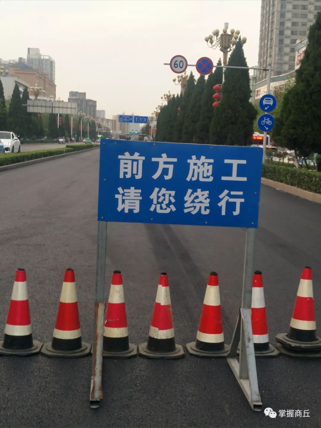 交警站在繁忙的十字路口指挥交通扩散提醒道路施工,交通繁忙注意绕行