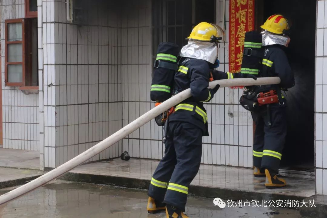 防範電動車火災並現場演示家庭緩降器的正確使用方法,群眾紛紛要求上