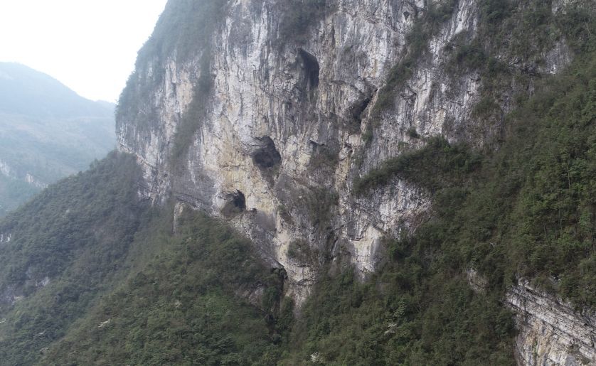 毛滩河半崖上的三眼洞,当地村民在这儿居住过.