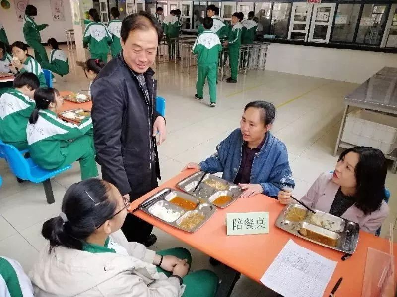 中北中学食堂负责人同家长,学生征询意见杨柳青四中落实陪餐制度
