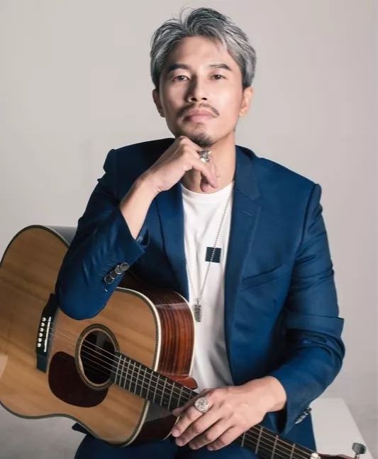 于乃久北京军区政治部战友文工团独唱演员,国家一级演员.