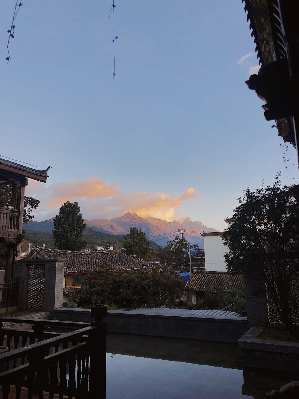 7点左右天开始微亮,等太阳完全出来的时候,阳光洒在玉龙雪山上,极美