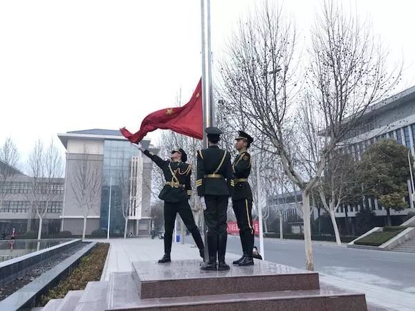 三级台阶,灰白石砖,耸立的旗杆,鲜红的国旗无不给人以敬畏崇敬之感.