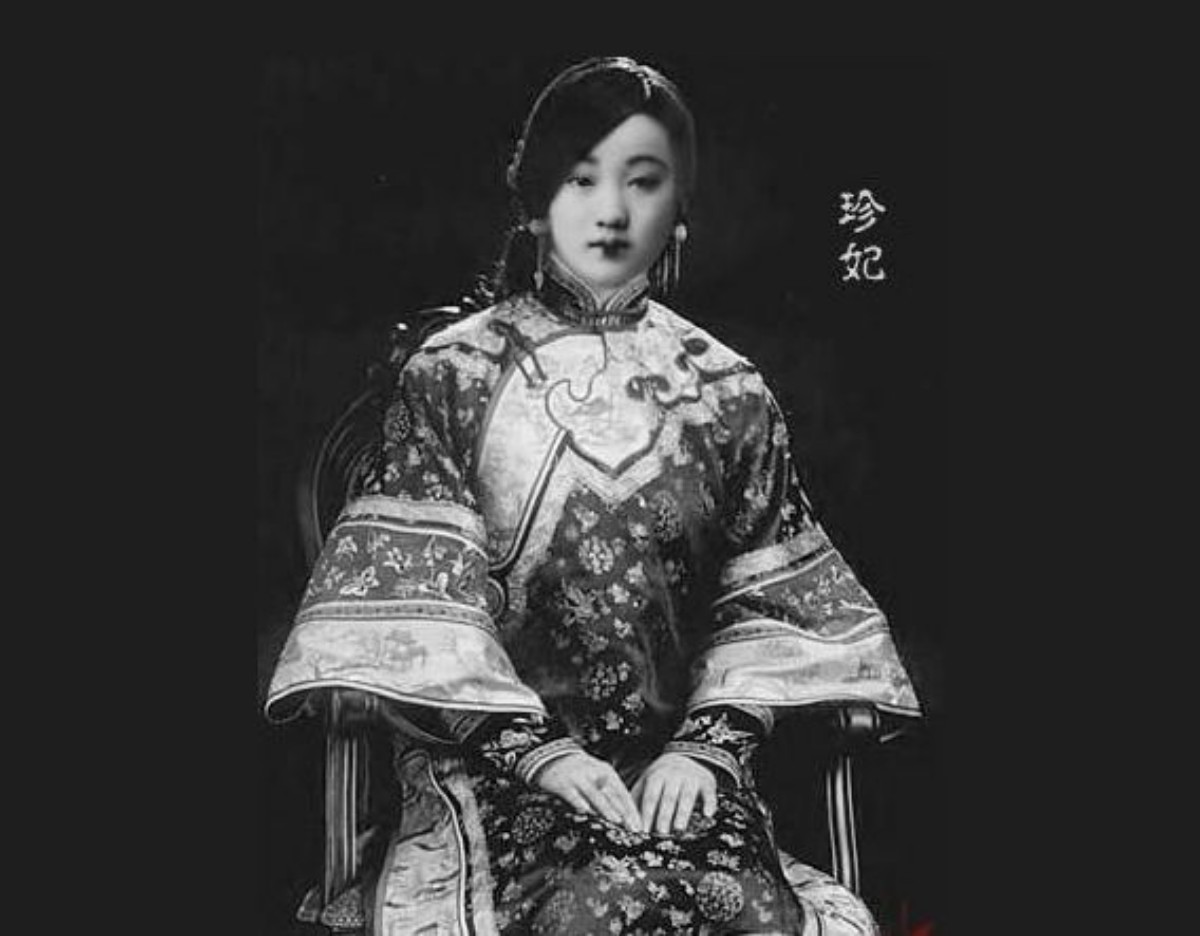 1/ 12 她是溥杰的第一任妻子,末代皇帝溥仪的弟媳妇,又名唐石霞.