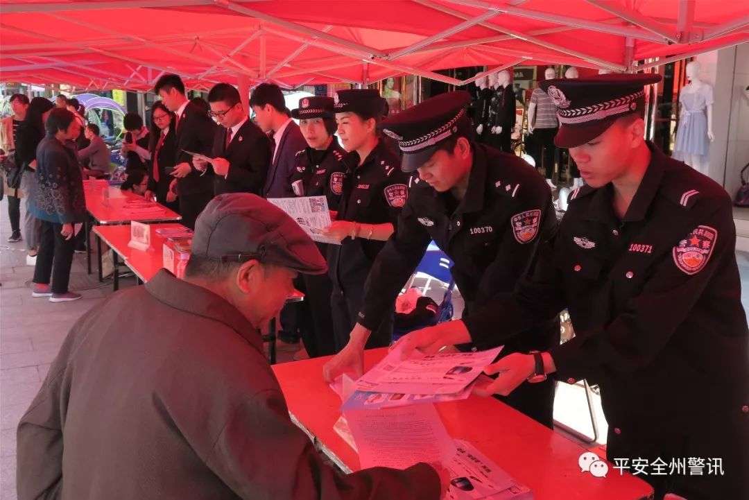 和紅綠燈路口循環播放掃黑除惡除惡視頻宣傳片,主動公佈舉報熱線電話