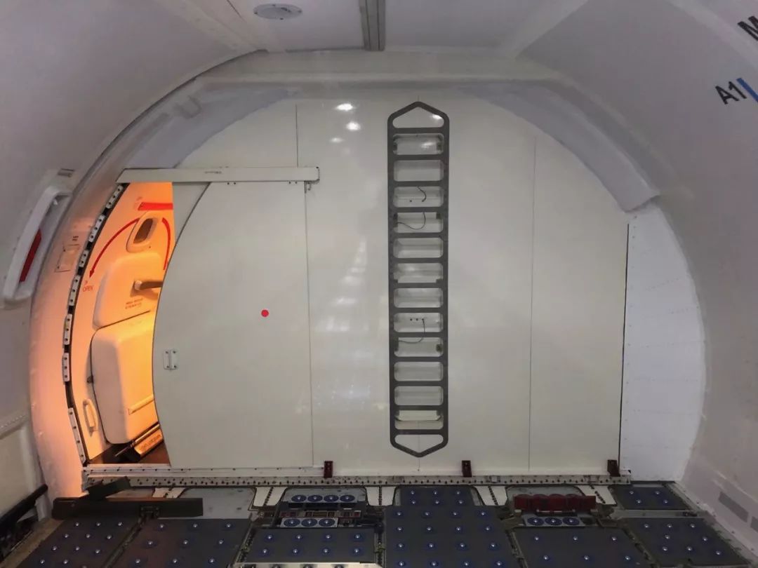 中国首架b737-700 bdsf客改货飞机调机交付