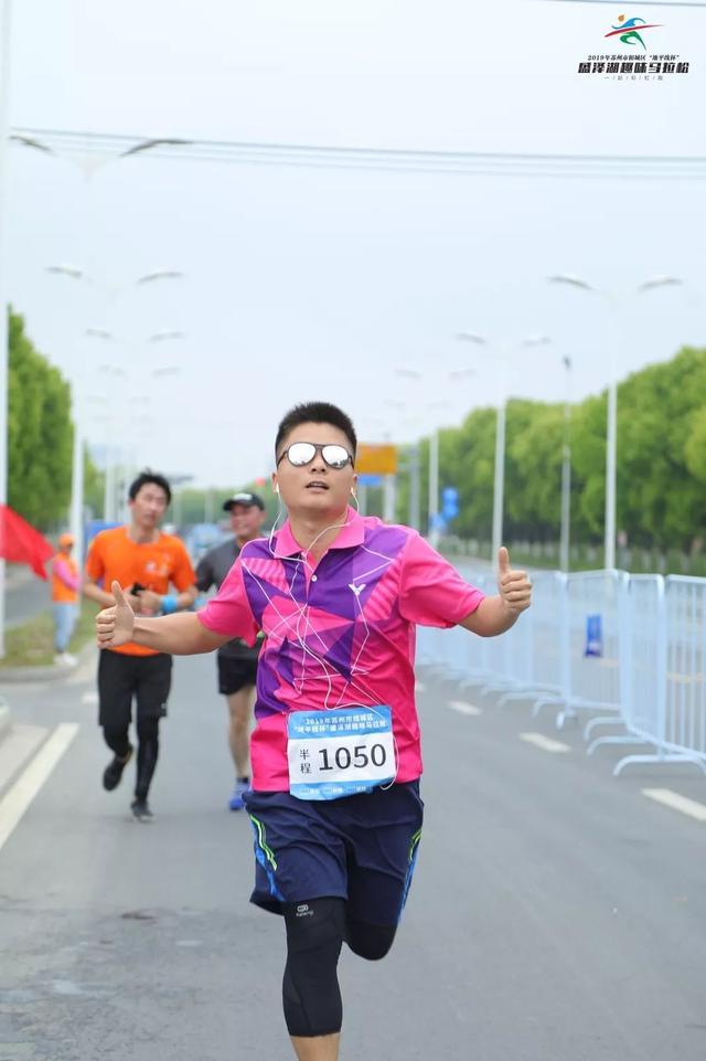 让我追风路上不孤单经过激烈角逐,男子组半程马拉松冠军由徐桂兵摘得