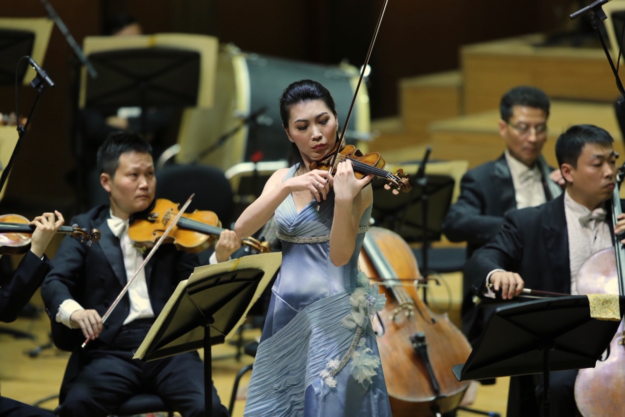 小提琴演奏家陈怡青春德意志交响音乐会在北京音乐厅成功举办