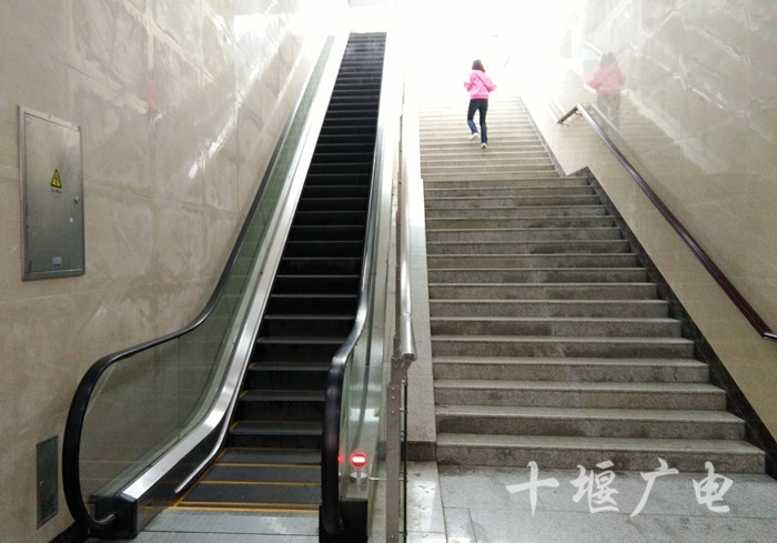 祝婧)北京路人商地下过街通道是十堰首个带自动扶梯的人行地下通道