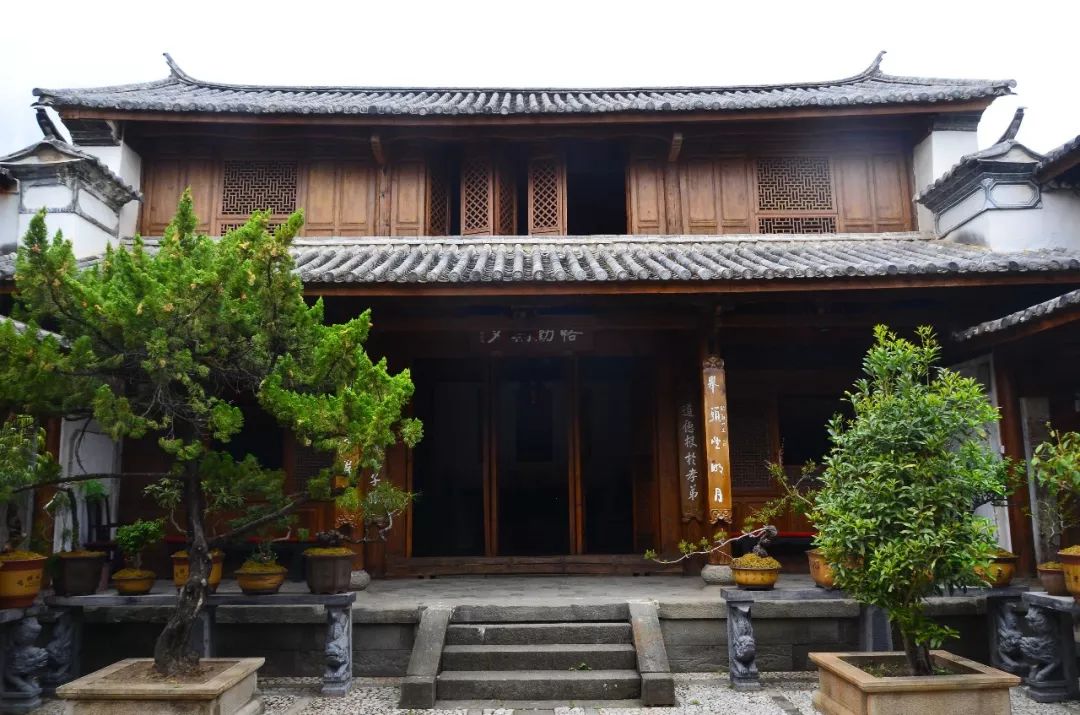 图为周钟岳故居,如今已成为剑川县的保护文物单位,众多游客到此瞻仰