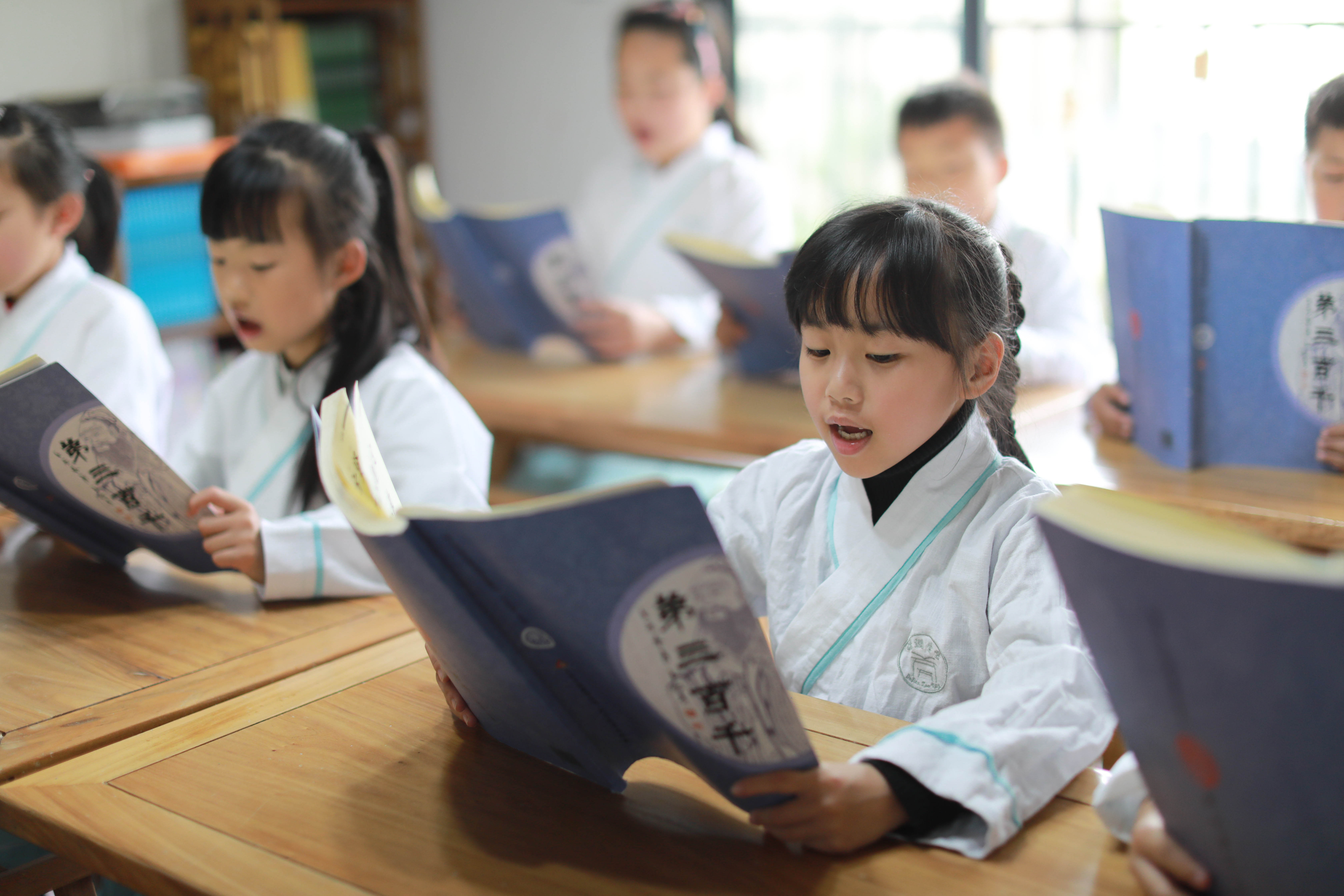 月22日4月22日,贵州省铜仁市玉屏侗族自治县的小学员们在诵读国学经典