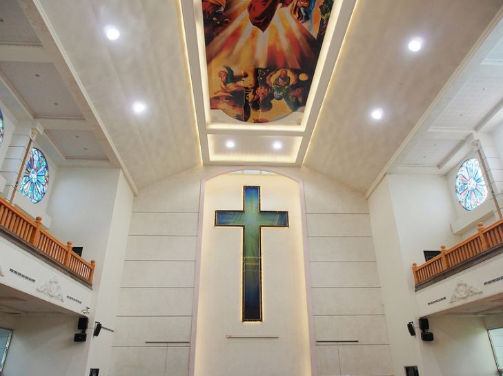 听到里面有人在唱圣歌只见墙上一面大十字架走进教堂里面 宽敞的空间