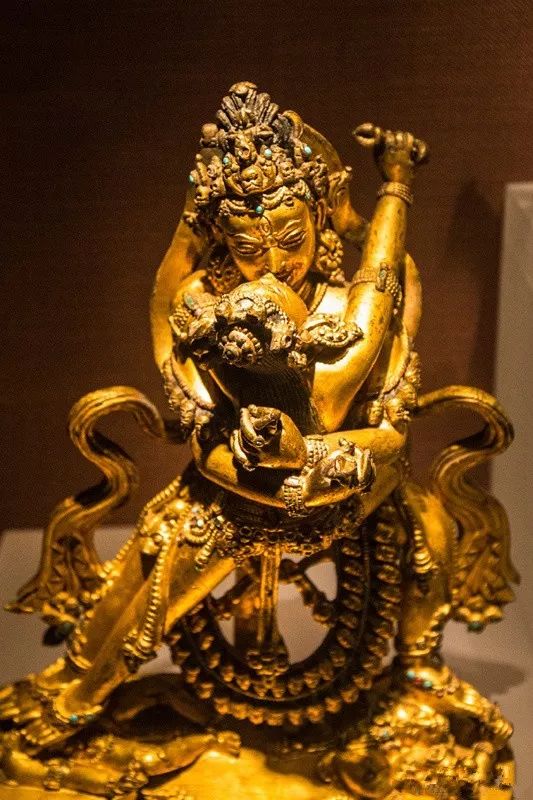 欢喜佛是印度密教与西藏当地信仰结合的藏传密宗的本尊神,代表法的男