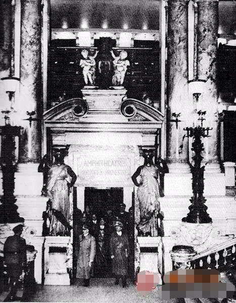 希特勒在巴黎照片参观巴黎圣母院时当导游在拿破仑墓前以帽捂心