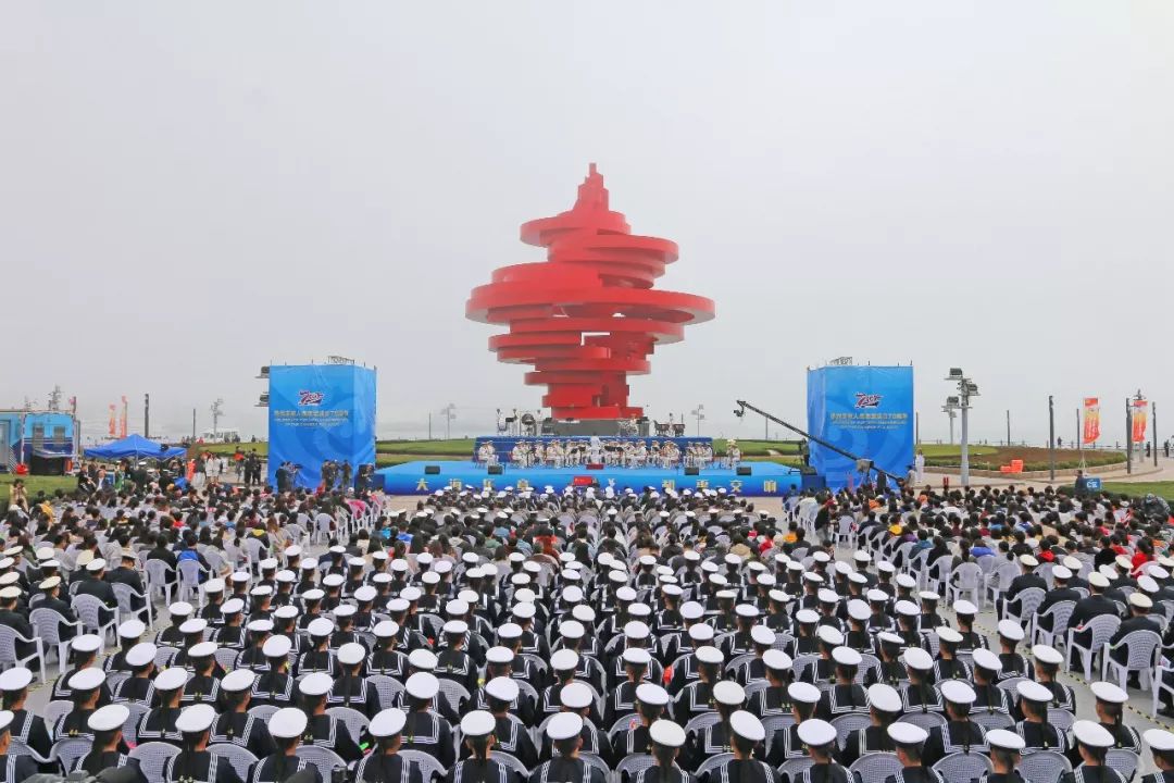 多国海军活动联合军乐展示在青岛五四广场举行