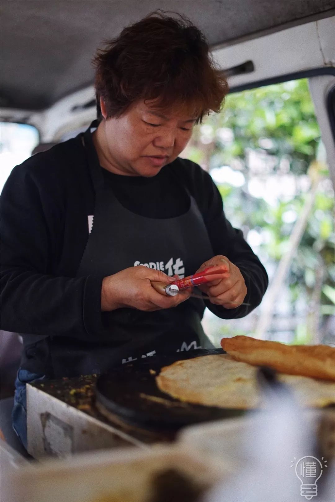 省妇保边摊了25年的面包车鸡蛋饼,还能吃8天._阿姨