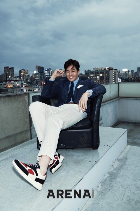 韩国艺人刘智泰拍时装杂志照展成熟优雅魅力