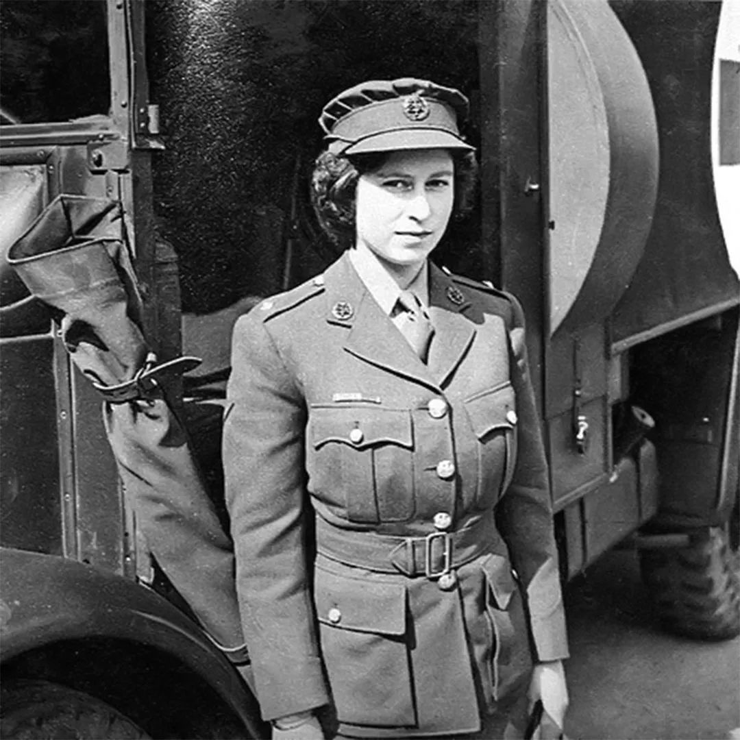 1944年,二战临近结束的前一年,伊丽莎白公主18岁了,她终于实现了参军