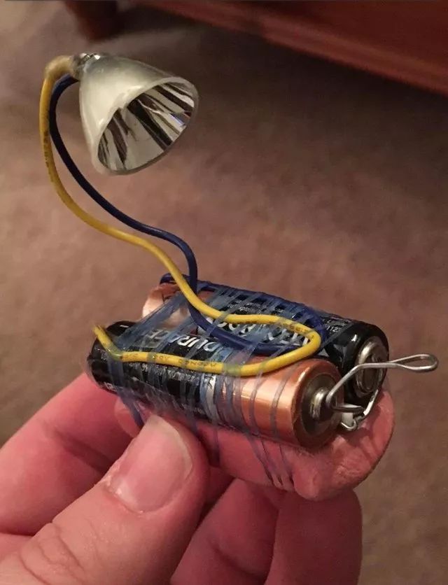 监狱里的创意:老外激辩囚犯制作的"手电筒"