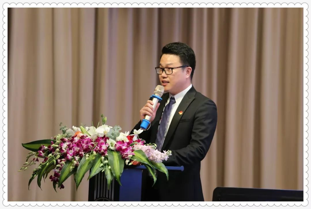 惠兴中学校长潘辉对乐团建设做了简要汇报.