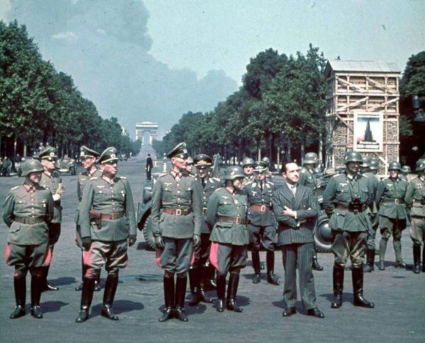 希特勒在巴黎照片参观巴黎圣母院时当导游在拿破仑墓前以帽捂心