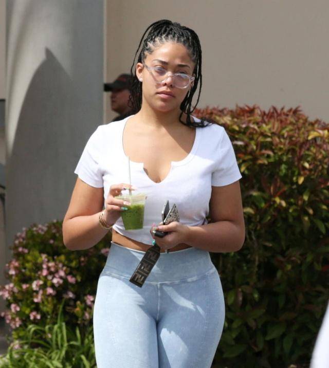 乔丁·伍兹的"傲人"身材太火爆!白色上衣配紧身裤,脏辫特个性