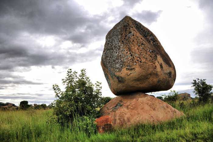 世界上最神奇的两个"平衡石"景点,一个在沙漠中,一个在海边