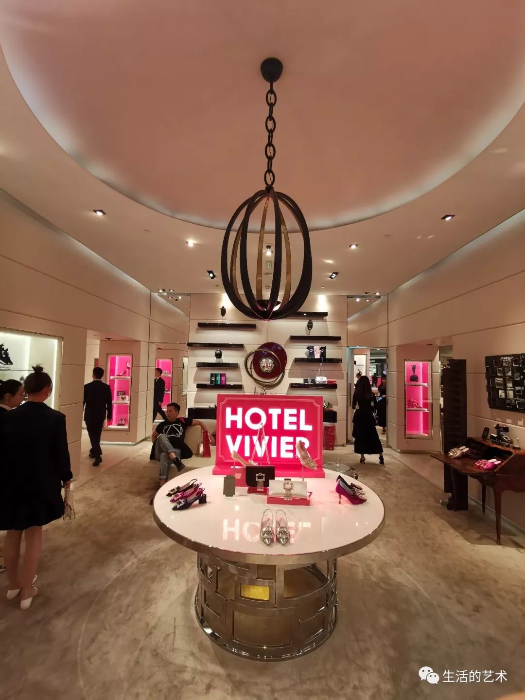 roger vivier罗杰·维维亚「hotel vivier」限时概念展