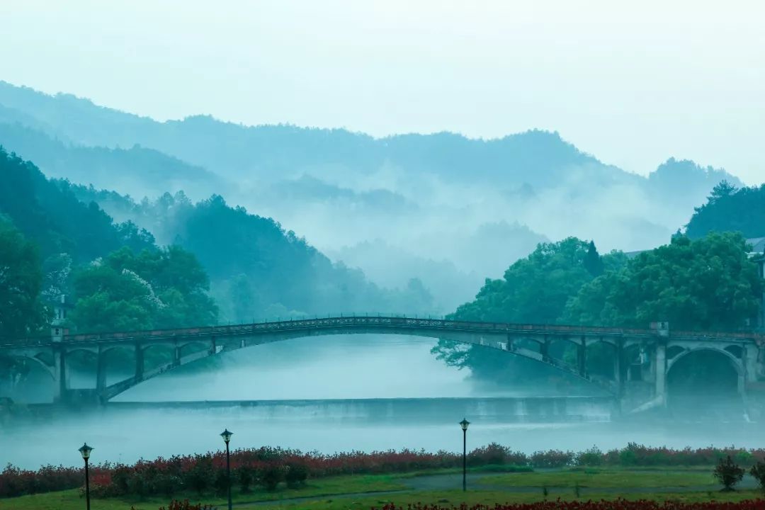 为了进一步丰富靖安县文化旅游消费月活动,近日,靖安县举办了一场诗词