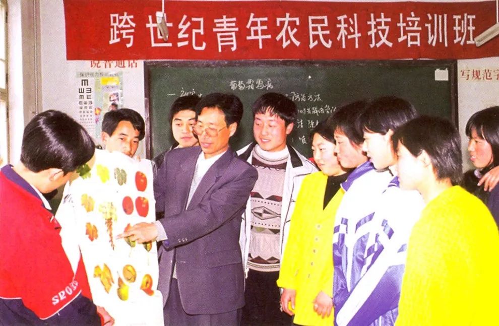 1998年,根据中国改革开放的阶段性特征,共青团推出"中国青年创业行动"