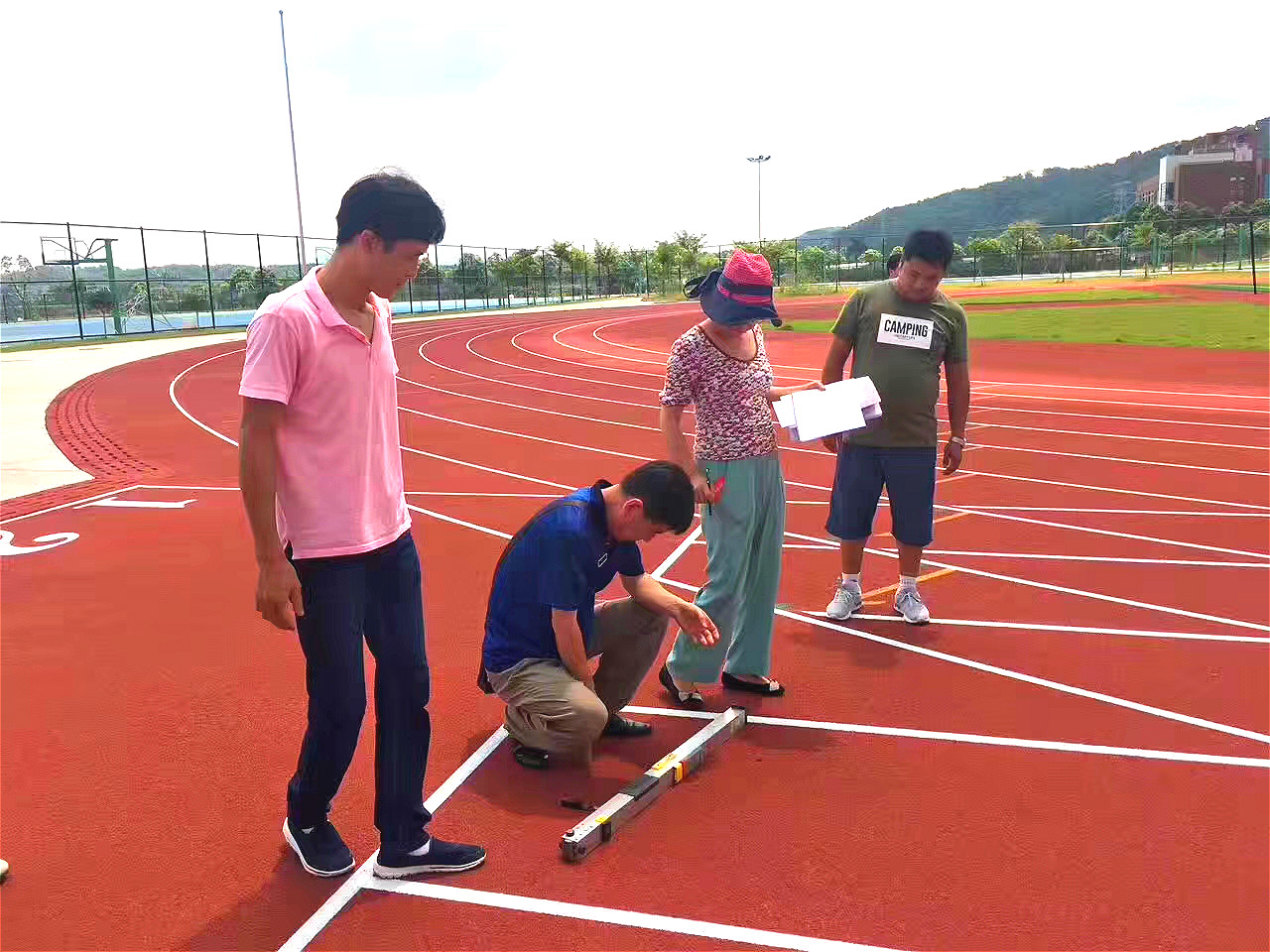 透氣型塑膠跑道和混合型塑膠跑道在施工上面有什麼不同