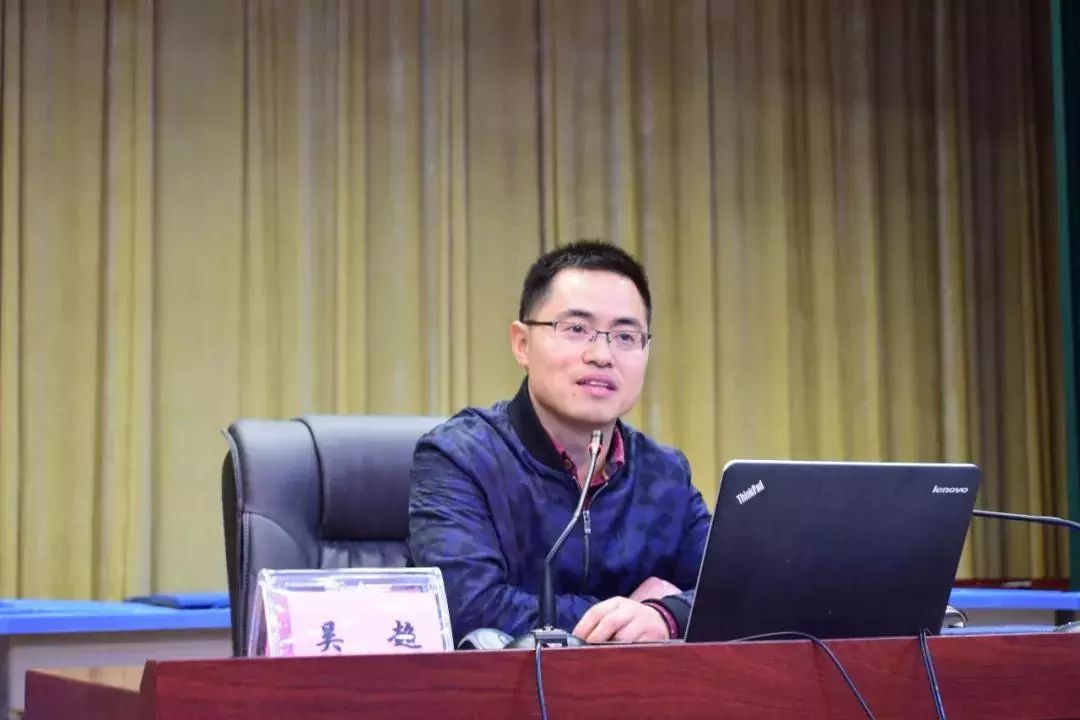 阆中中学高级教师吴超作了《"所思所想"到"应思应想"——如何成为专业
