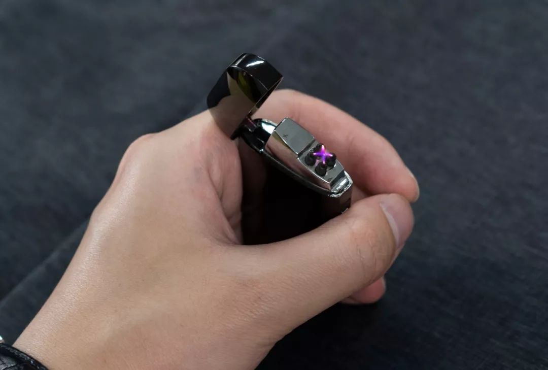 梅塞德斯-奔驰出了款打火机?