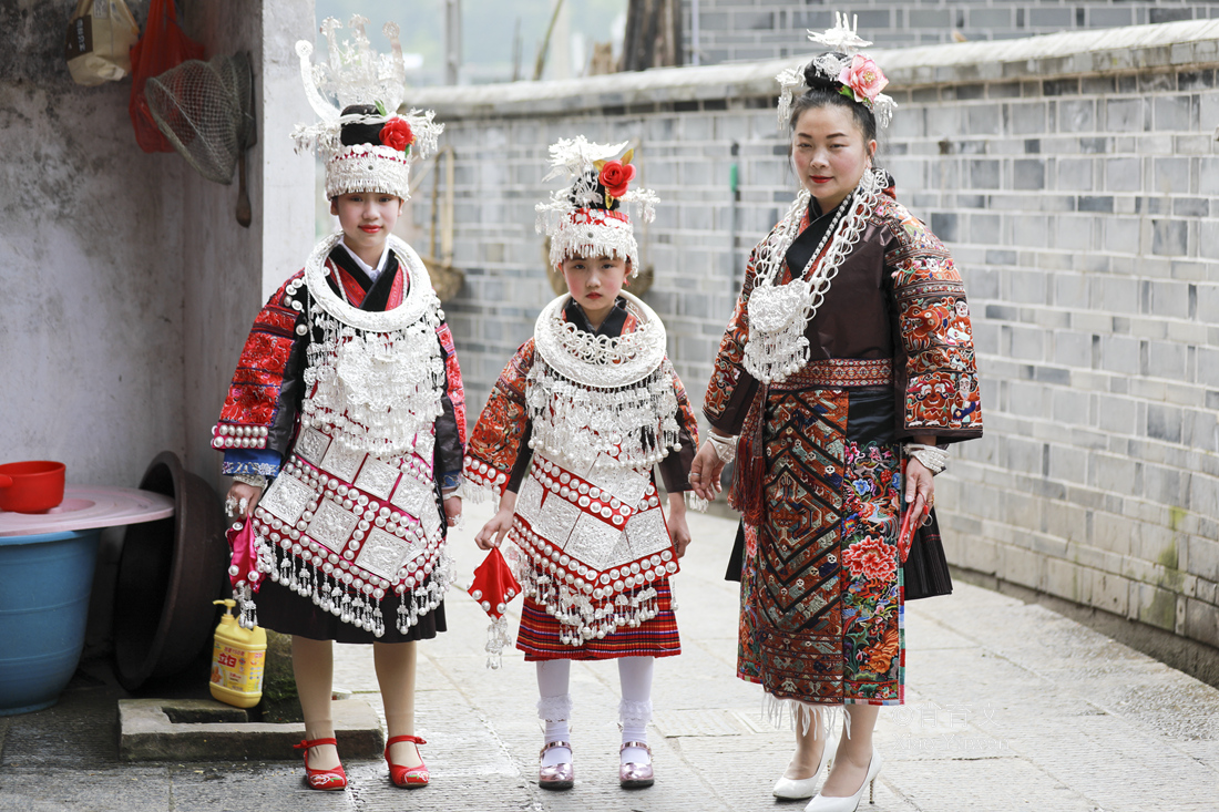 踩鼓场上姑娘们身着盛装,她们的服饰被誉为世界上最亮丽的服装_施洞