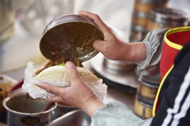 農村大姐小鎮做月亮饃饃裡夾上人造肉一天能賣兩百個