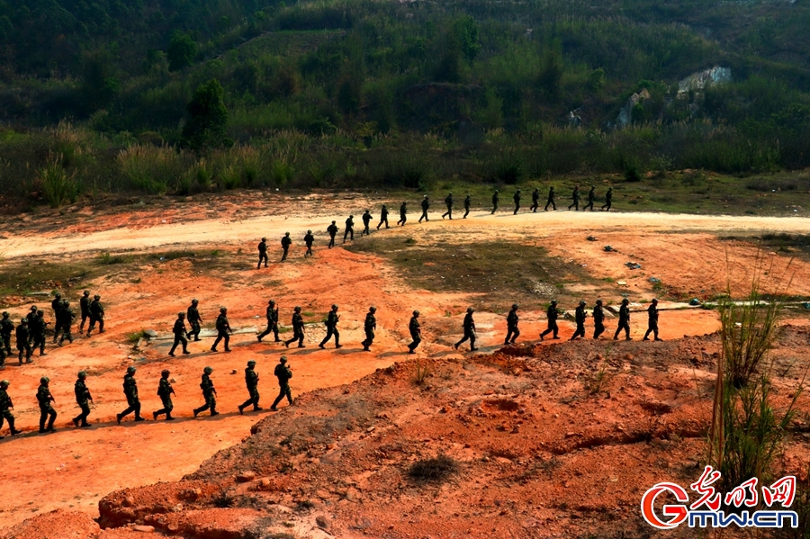 练!练 武警官兵在高温下的练兵场激烈正酣!