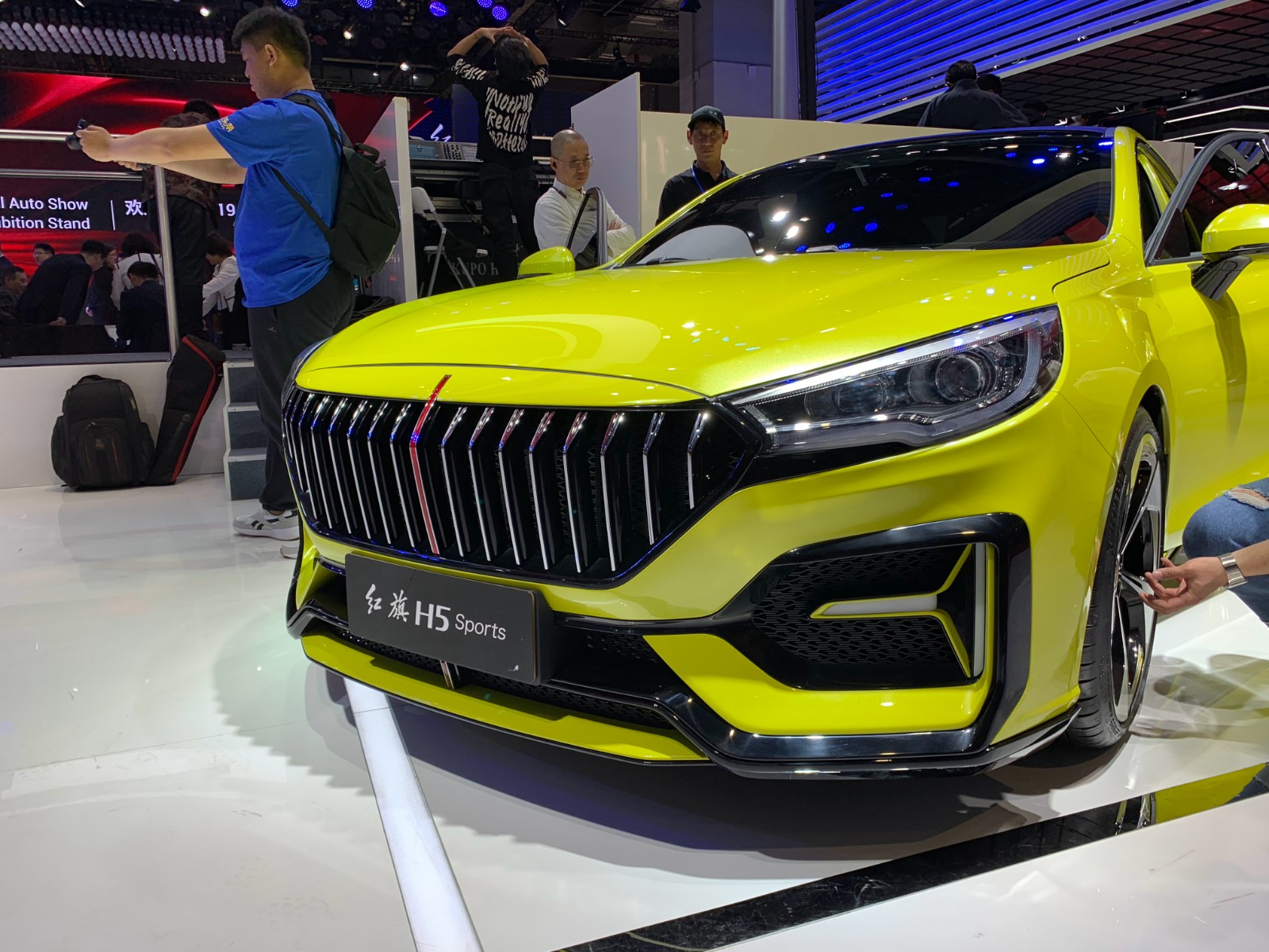 红旗h5运动版惊艳亮相,配双边四出排气,网友:中国最美轿跑?