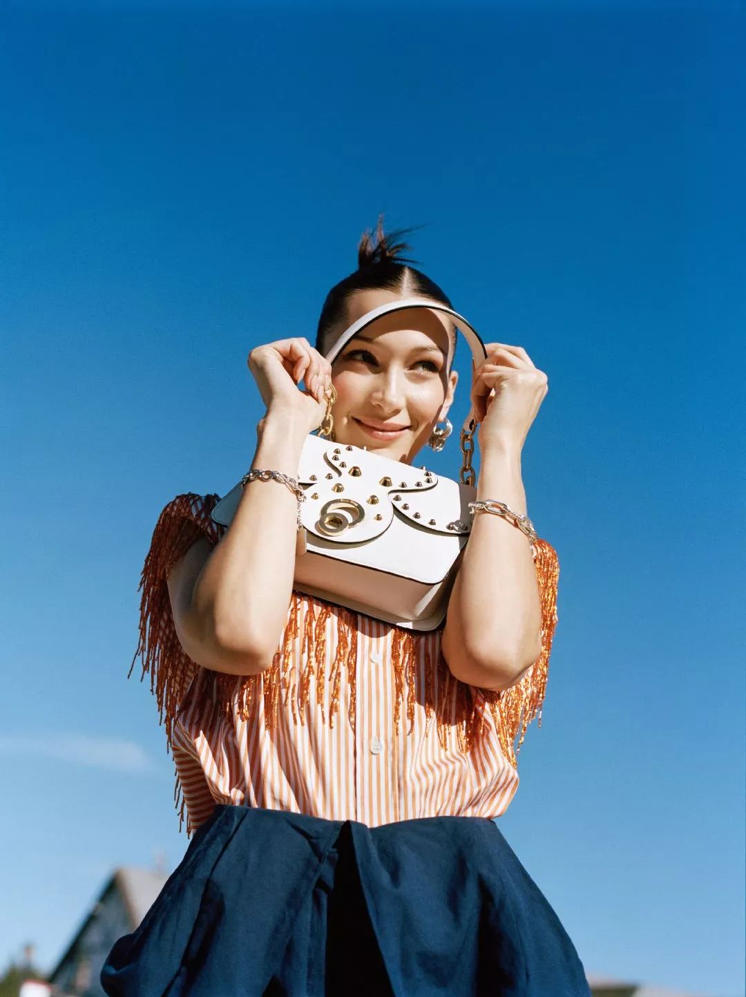 超模bellahadid登上vogue美版封面穿搭风向标