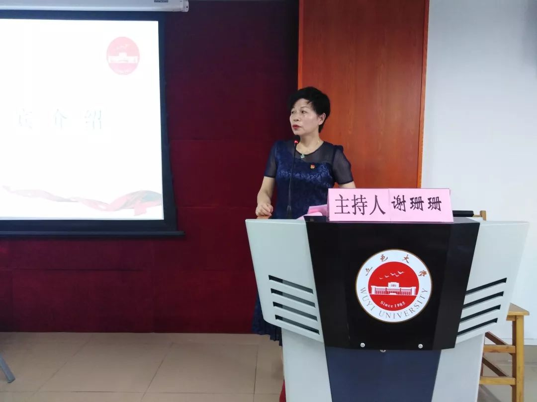 结业典礼伊始,主持人谢珊珊介绍出席本次结业典礼的领导嘉宾:五邑大学