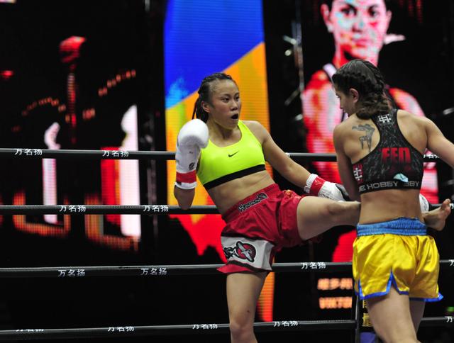 王雪13岁练习散打,转型自由搏击时只有16岁.