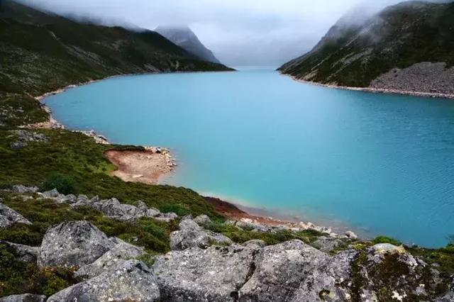 淡月淡蓝 朱措白玛林风景美丽,湖色很稀奇,有蓝色,绿色,白色.