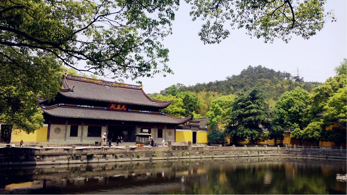 寺内珍藏着一座闻名天下的佛祖舍利宝塔,有全省仅存的两座元塔和唐,宋